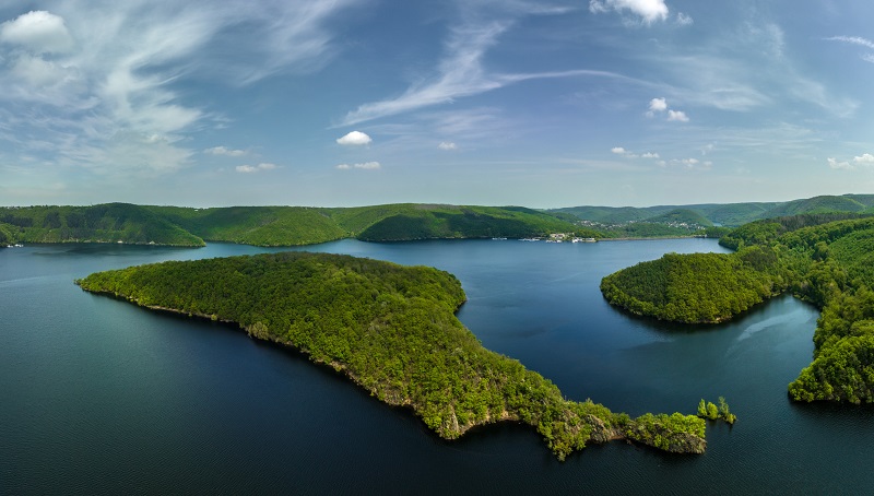 Die Radtour Grenzen.Los führt auch durch den Nationalpark Eifel, der die großen Talsperren der Eifel umgibt.