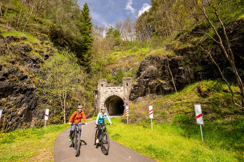 Spannend ist es auf Bahntrassenradwegen durch Tunnel zu fahren.