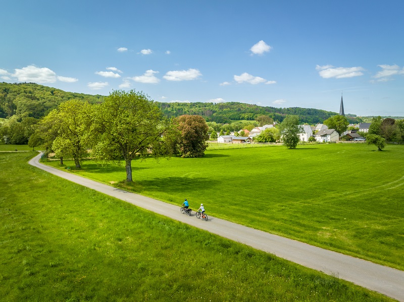 Offene Flächen und Wälder wechseln sich in der Eifel ab.