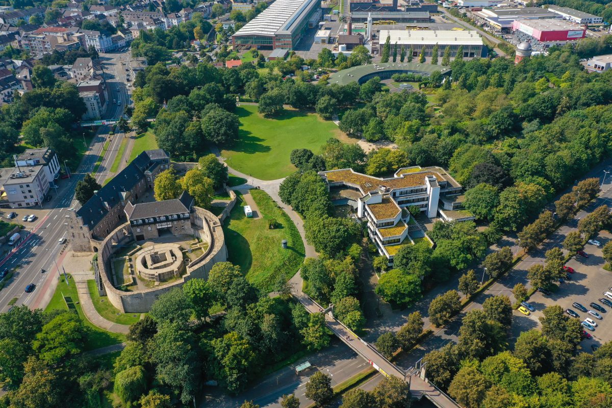 Mülheim: Der MüGa-Park mit Schloß Broich.