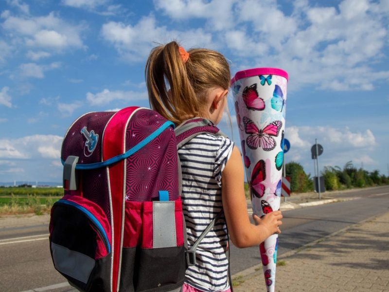 Mit Schultüten treten Kinder ein neues Abenteuer an, entdecken Zahlen und das ABC. Doch die Einschulung ist teuer, vor allem für Bürgergeld-Familien.