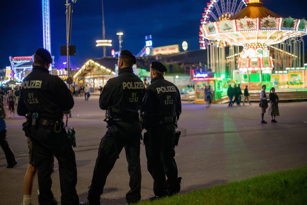 Kirmes in Rheinland-Pfalz: 28-jähriger Mann wird erstochen. Zwei US-Soldaten wurde festgenommen.