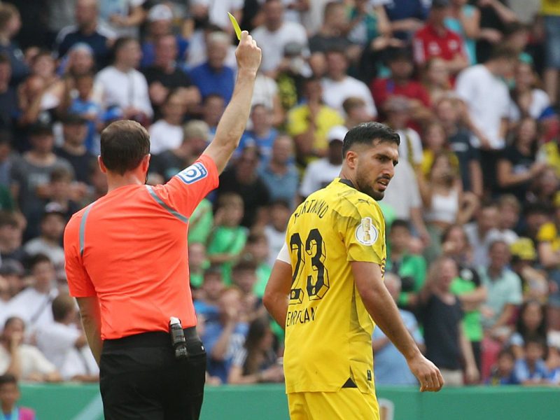 Emre Can von Borussia Dortmund kassiert Gelb.