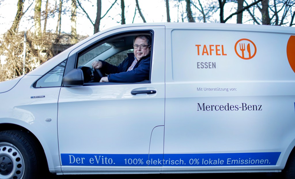 Jörg Sartor, Chef der Essener Tafel, sitzt im Lieferwagen