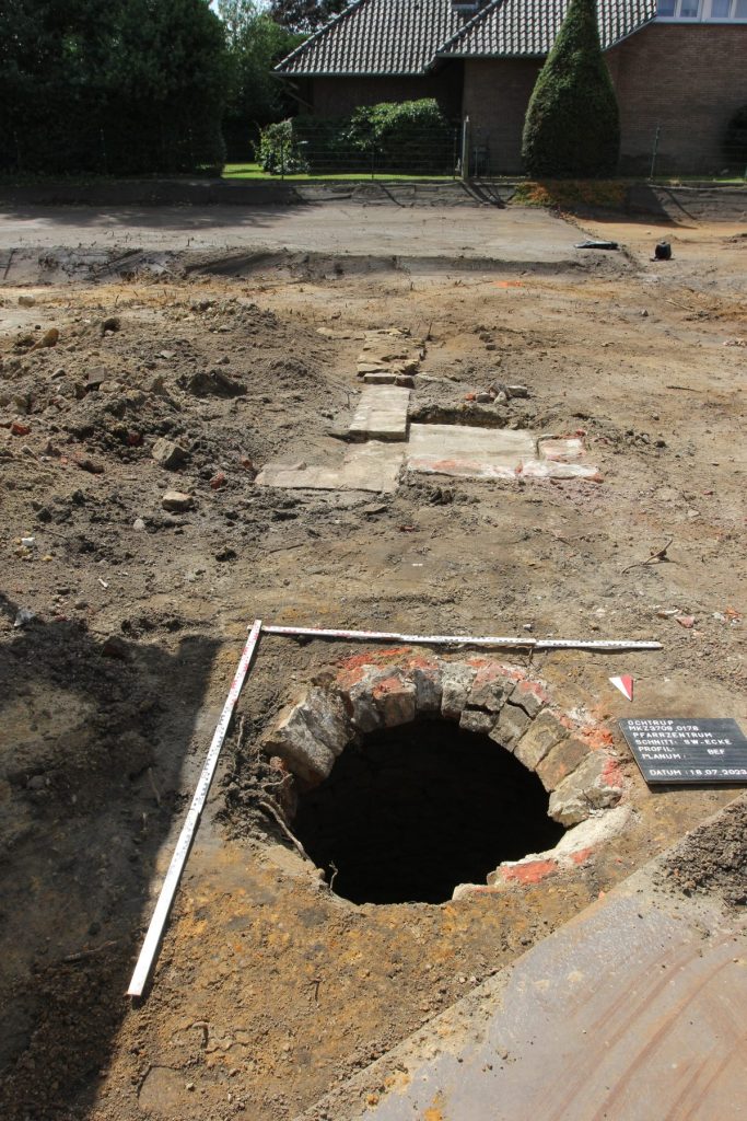 Bauarbeiter in NRW finden bei Abrissarbeiten einen historischen Brunnen.