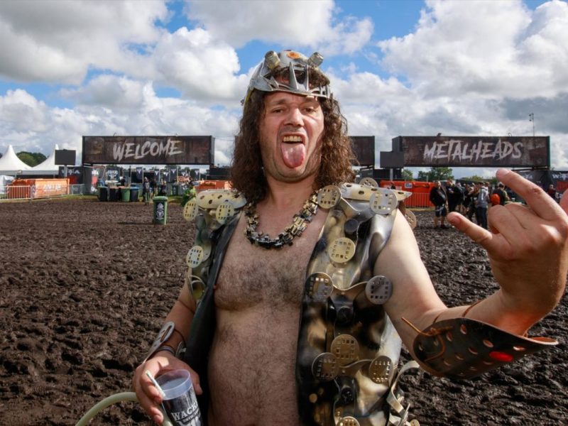 Ein Besucher des Wacken Open Air 2023 grüßt in die Kamera