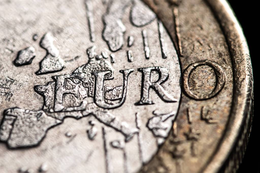 Eine 1-Euro-Münze in Nahaufnahme. 
