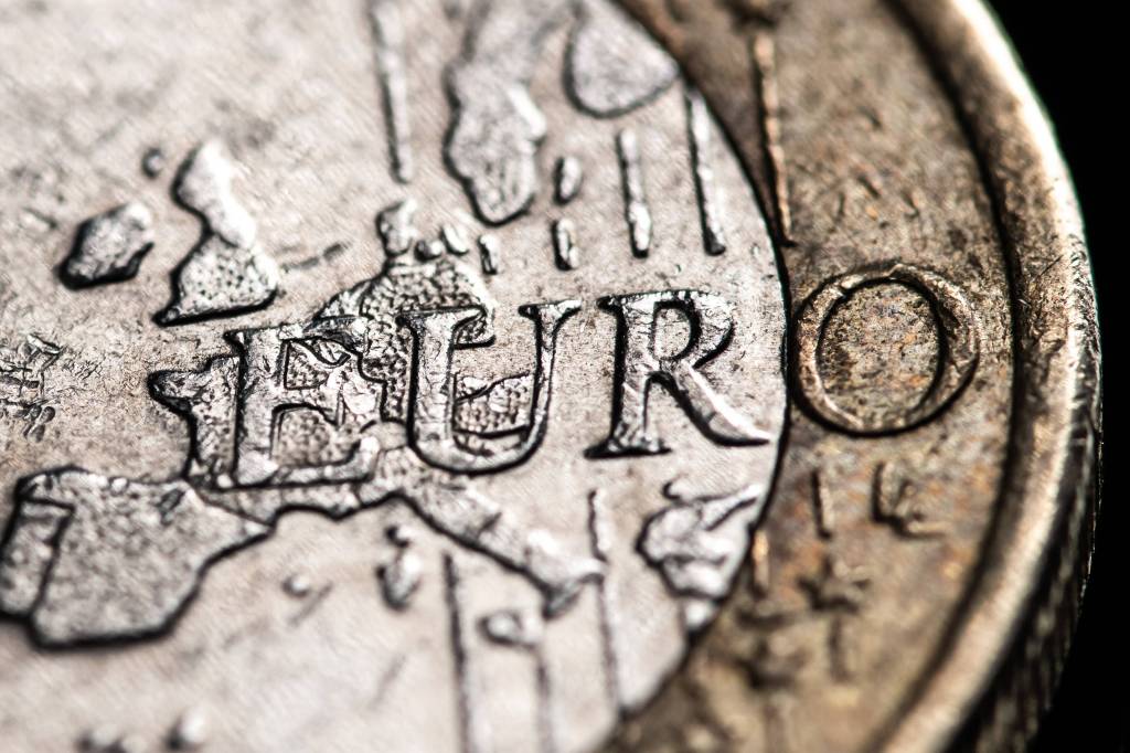 Eine 1-Euro-Münze in Nahaufnahme.
