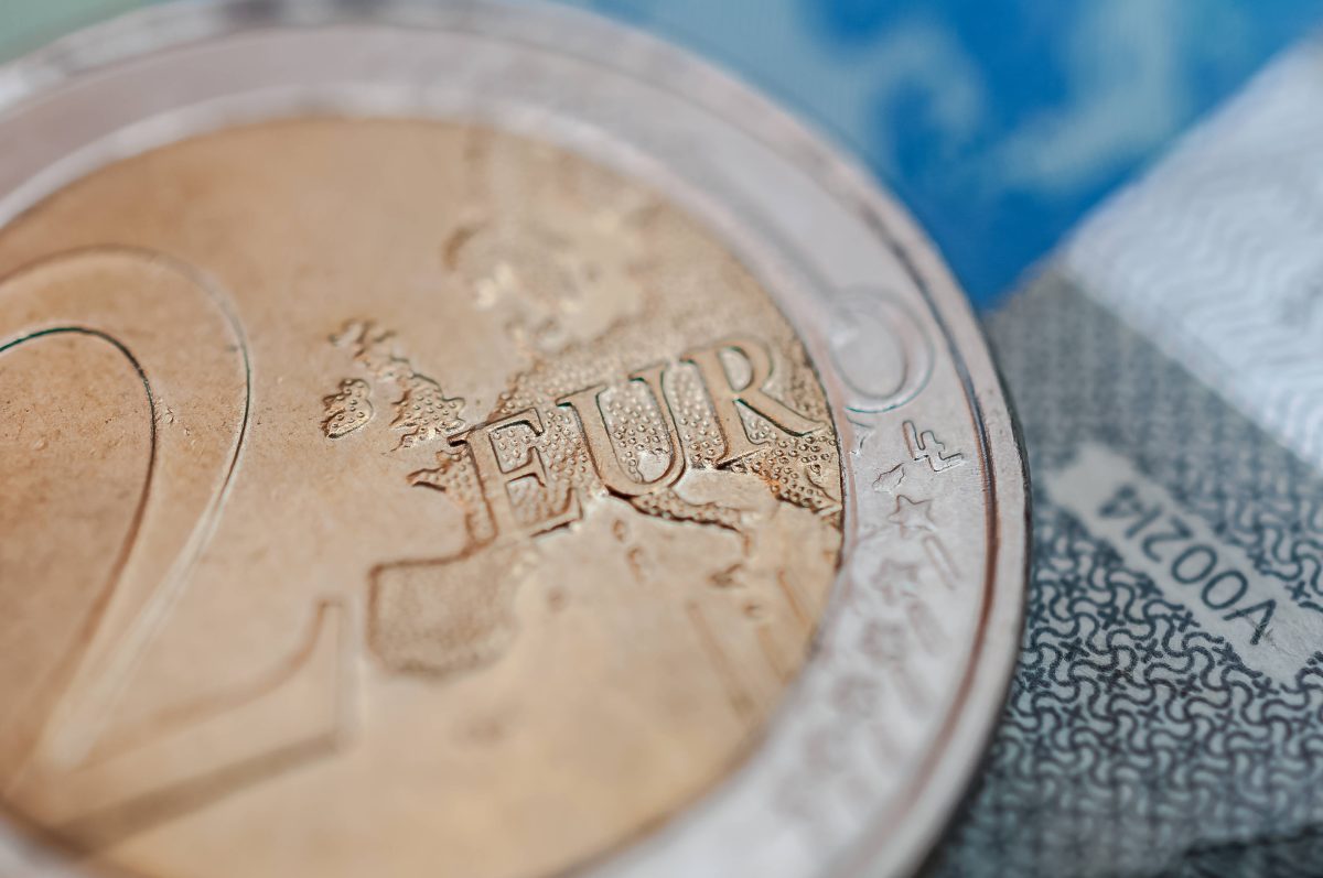 Eine 2-Euro-Münze ist in Nahaufnahme mit der Vorderseite zu sehen.