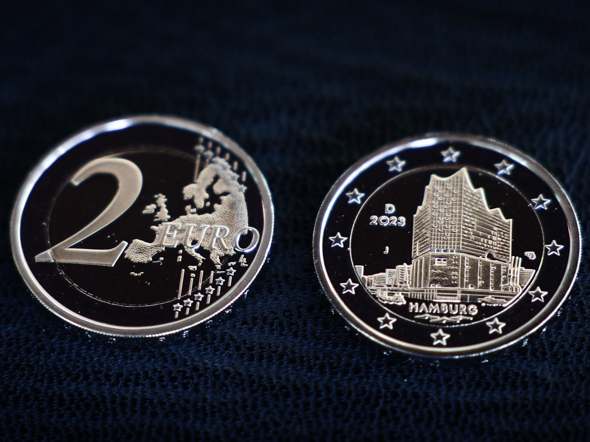 Eine 2-Euro-Münze als Gedenkmünze mit der Elbphilharmonie ist je einmal von der Vorder- und der Rückseite zu sehen.