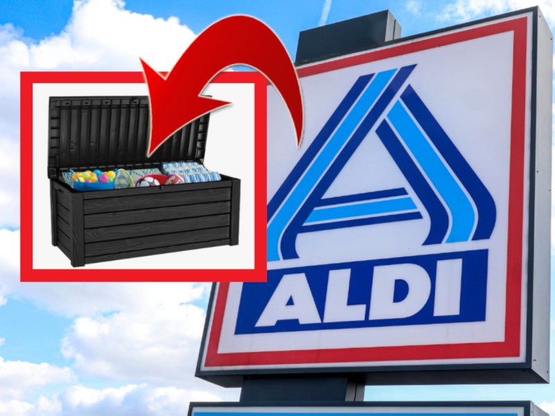 Das Logo von Aldi vor einer Filiale