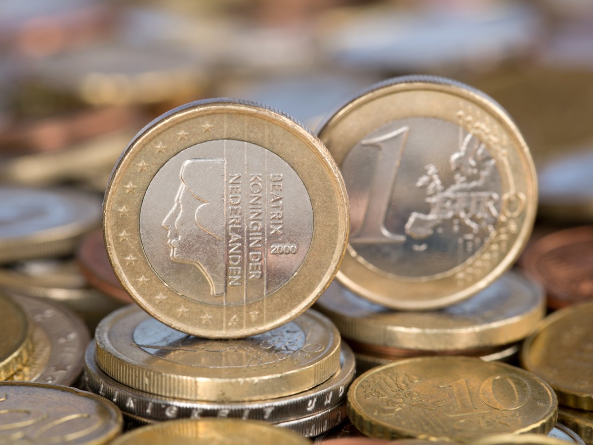 Zwei 1-Euro-Münzen aus den Niederlanden mit Beatrix, Königin der Niederlande, stehen auf ihrem Rand.