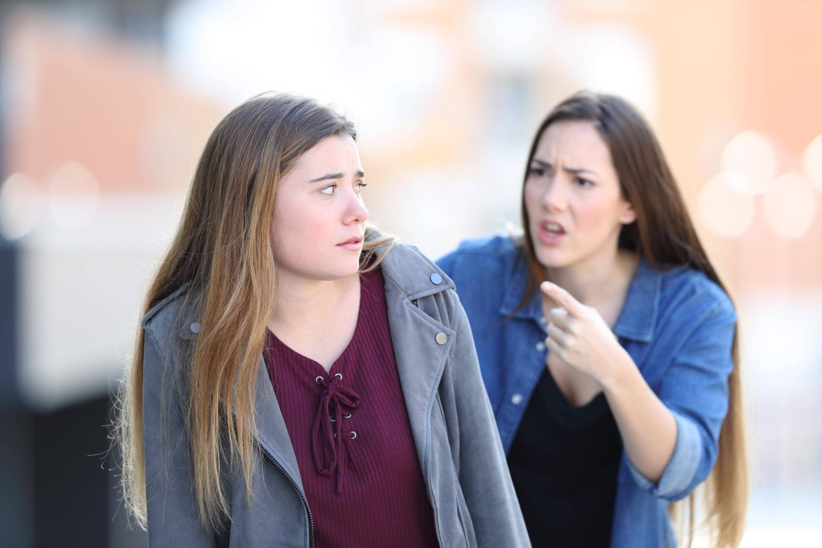 Ein aufregender Familienzwist entfaltet sich, als eine junge Frau beschließt, die Hochzeit ihrer Schwester zu boykottieren – aus einem speziellen Grund.