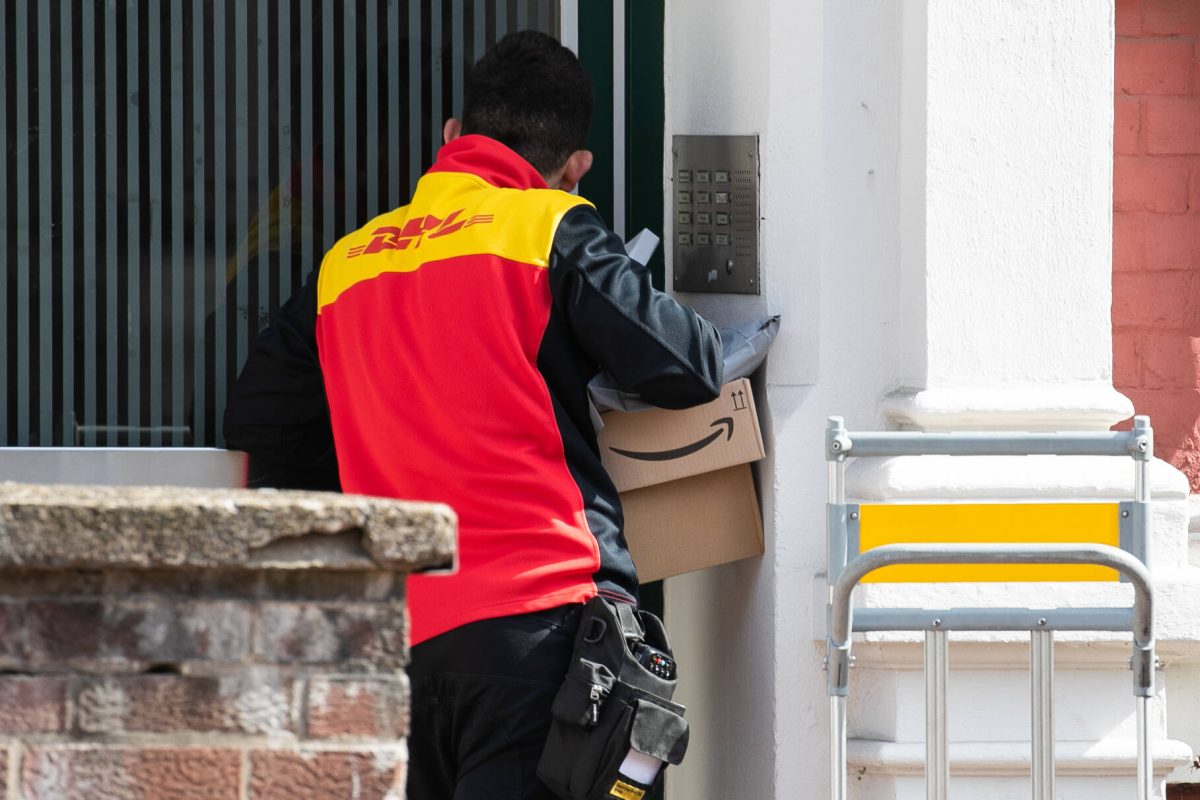 Ein DHL-Bote kennt seine Kunden sehr gut. (Symbolfoto)