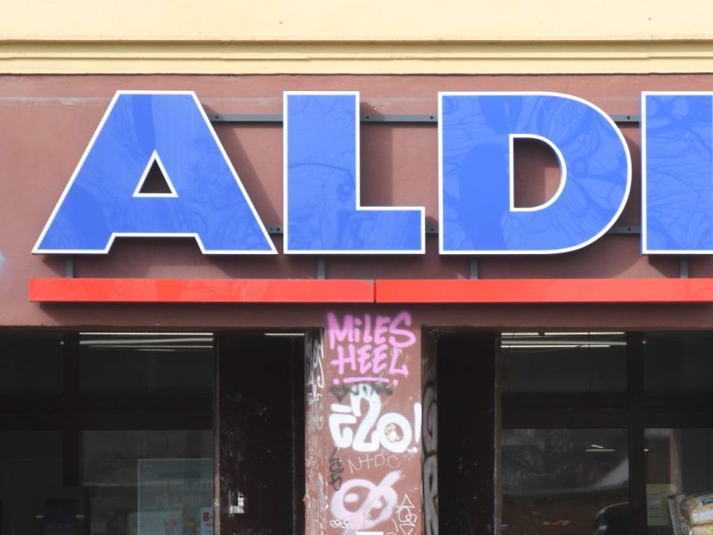 Nach investigativen Recherchen vom NDR in Spanien steht Aldi im Kreuzfeuer der Kritik. Grund ist die Herkunft der günstigen Erdbeeren.