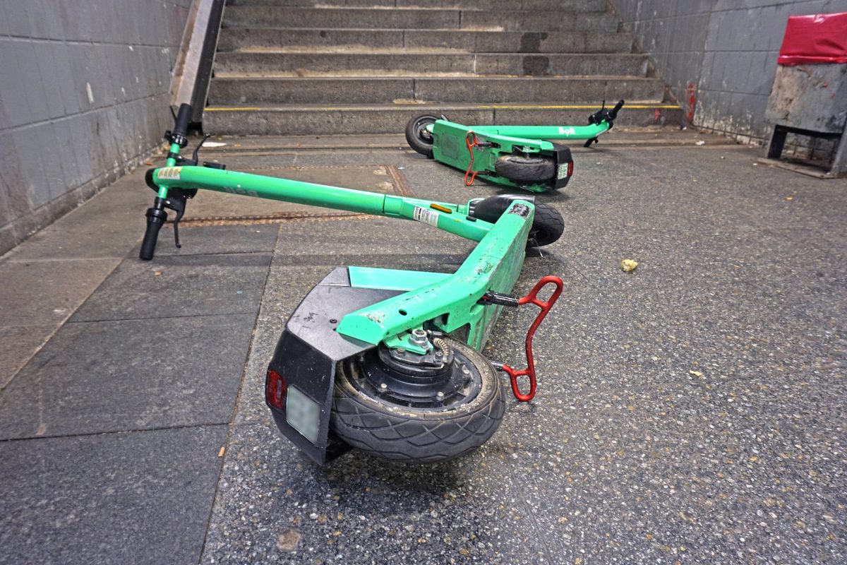 E-Scooter sind aus dem Stadtbild nicht mehr wegzudenken. Viel zu oft liegen sie im Weg rum. Paris verbannt die Roller nun – braucht es auch hier ein Verbot?