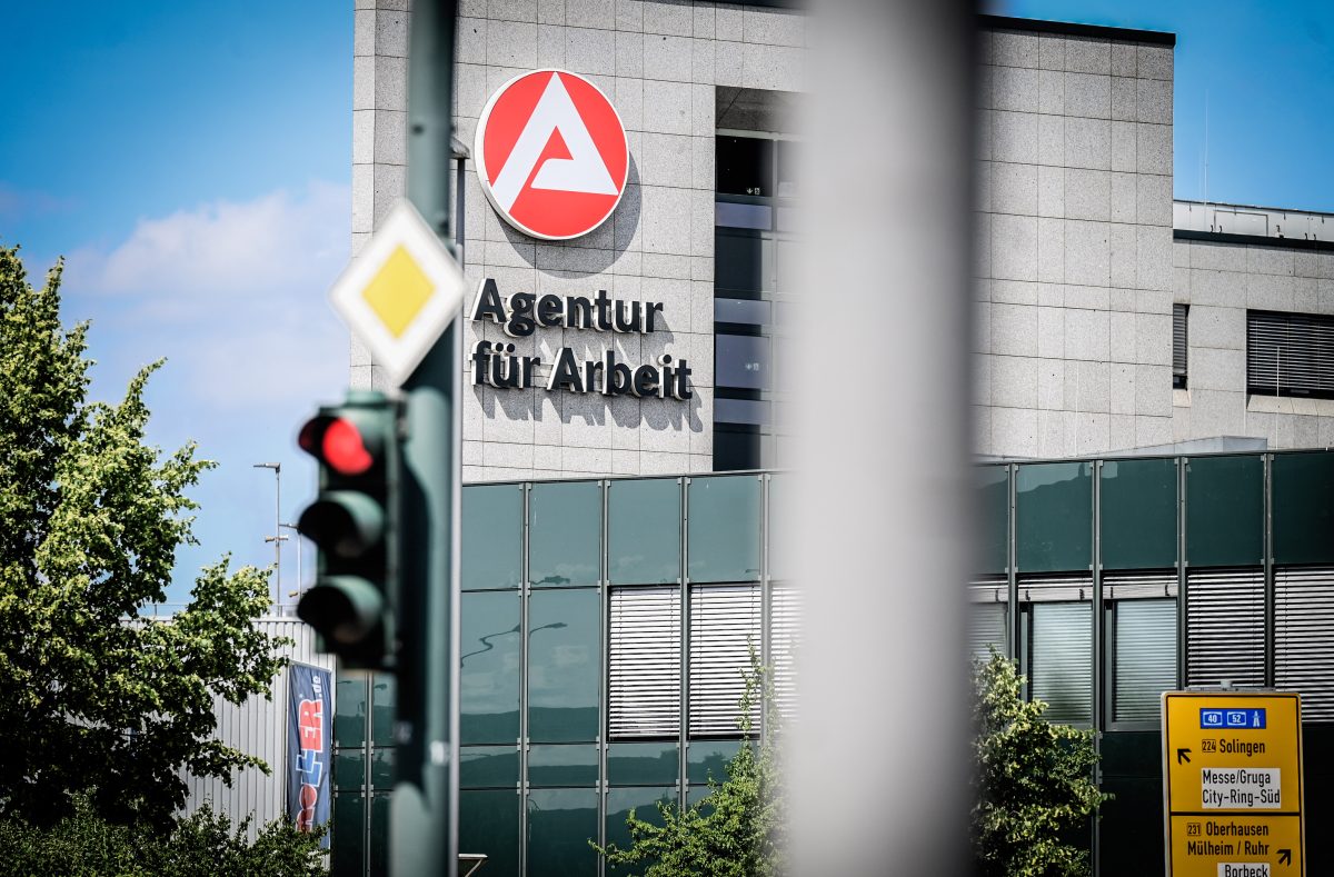 Eine Jobcenter-Leiterin befürchtet durch die Bürgergeld-Erhöhung steigende Antragszahlen und weniger Anreiz zu arbeiten. Sozialverbände sehen das kritisch.