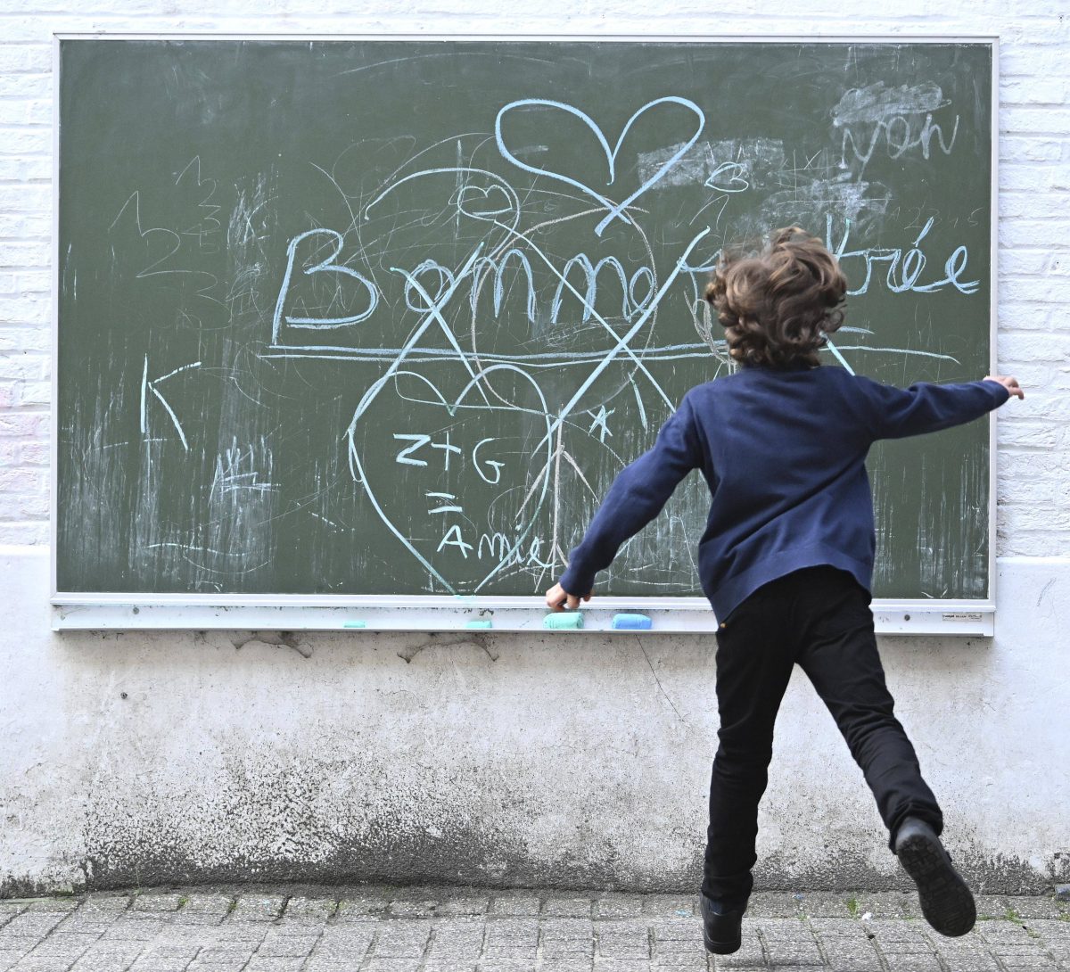 Eltern von Gelsenkirchener Grundschülern schlagen Alarm. Es gibt zu wenig Lehrer und Klassenräume. Und die Leidtragenden sind am die Kinder.