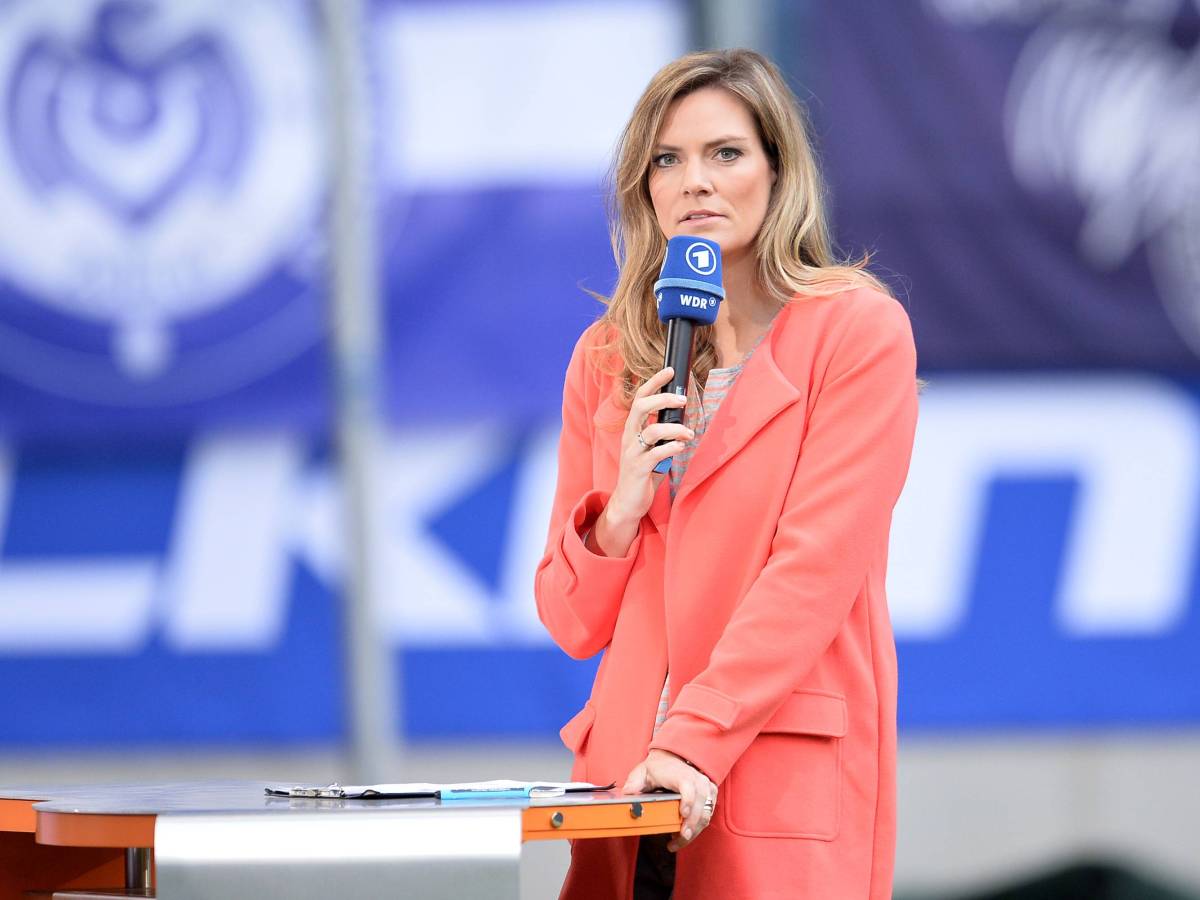 Julia Scharf während einer ARD-Sportschau-Sendung.