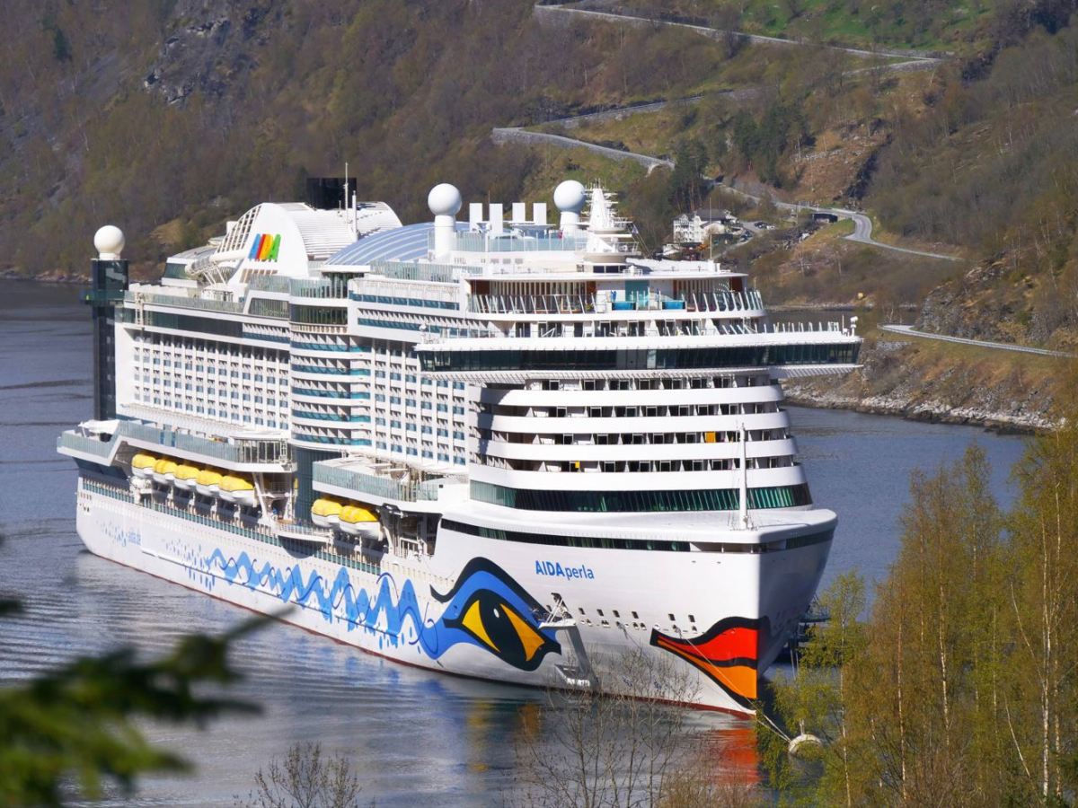 Das Kreuzfahrtschiff AIDAperla fährt durch den Geirangerfjord in Norwegen.