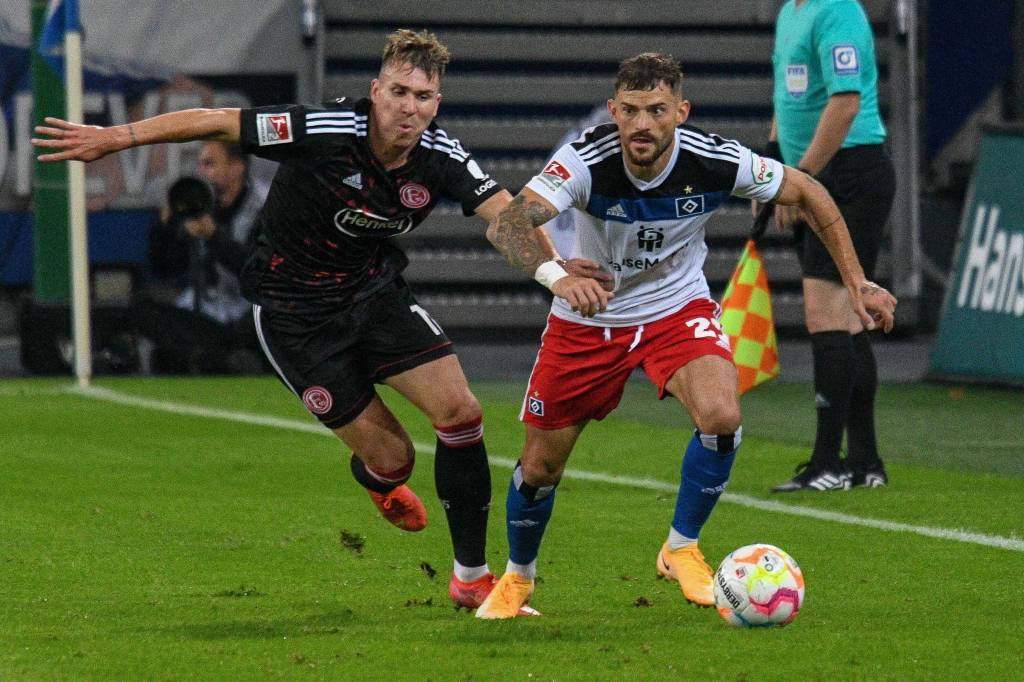 Tim Leibold (r.) vom Hamburger SV im Zweikampf während eines Spiels der 2. Fußball-Bundesliga mit Felix Klaus (Fortuna Düsseldorf).