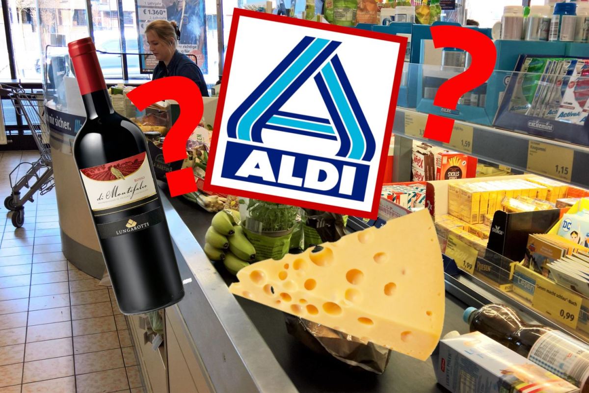 Eine Kasse von Aldi mit Kassiererin und Lebensmitteln.