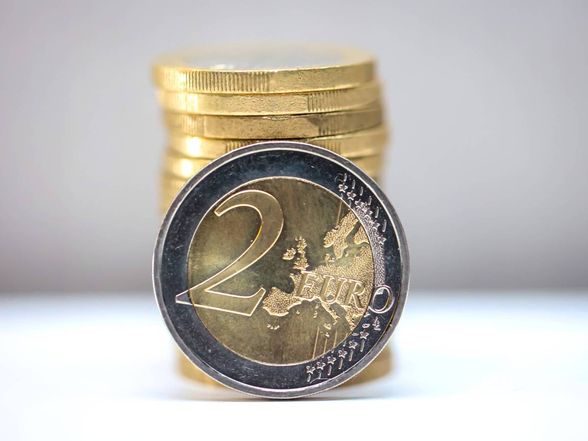 2-Euro-Münzen liegen auf einem Stapel übereinander, davor ist die Vorderseite einer 2-Euro-Münze zu sehen.