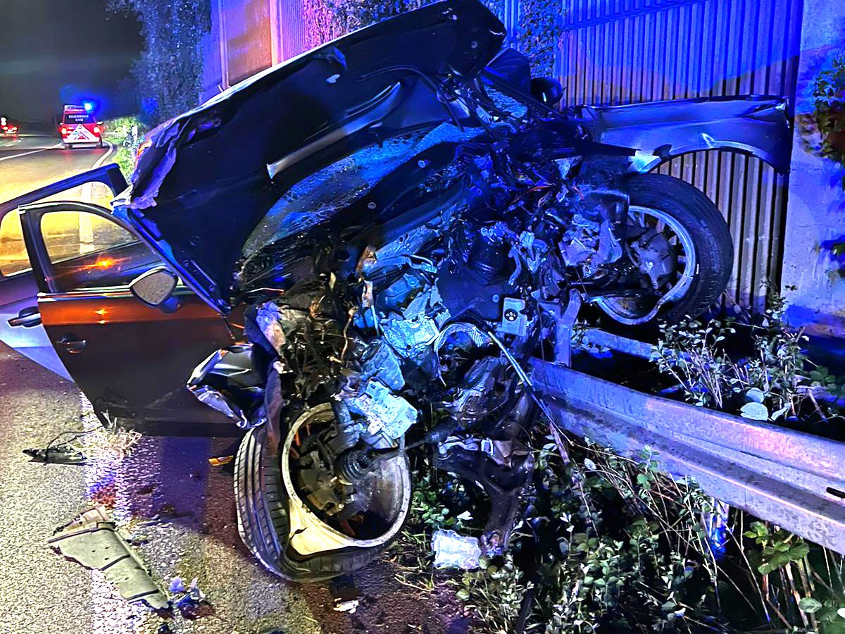 Auf der A59 bei Duisburg gab es gestern Nacht einen schweren Unfall mit vier Schwerverletzten.