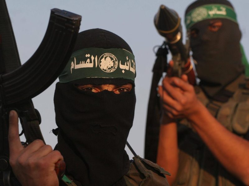 Grauen und Schrecken verbreiten die Hamas-Terroristen in Israel. Eine 25-Jährige Israelin wird als Heldin gefeiert, weil sie ihre Siedlung davor bewahrte.