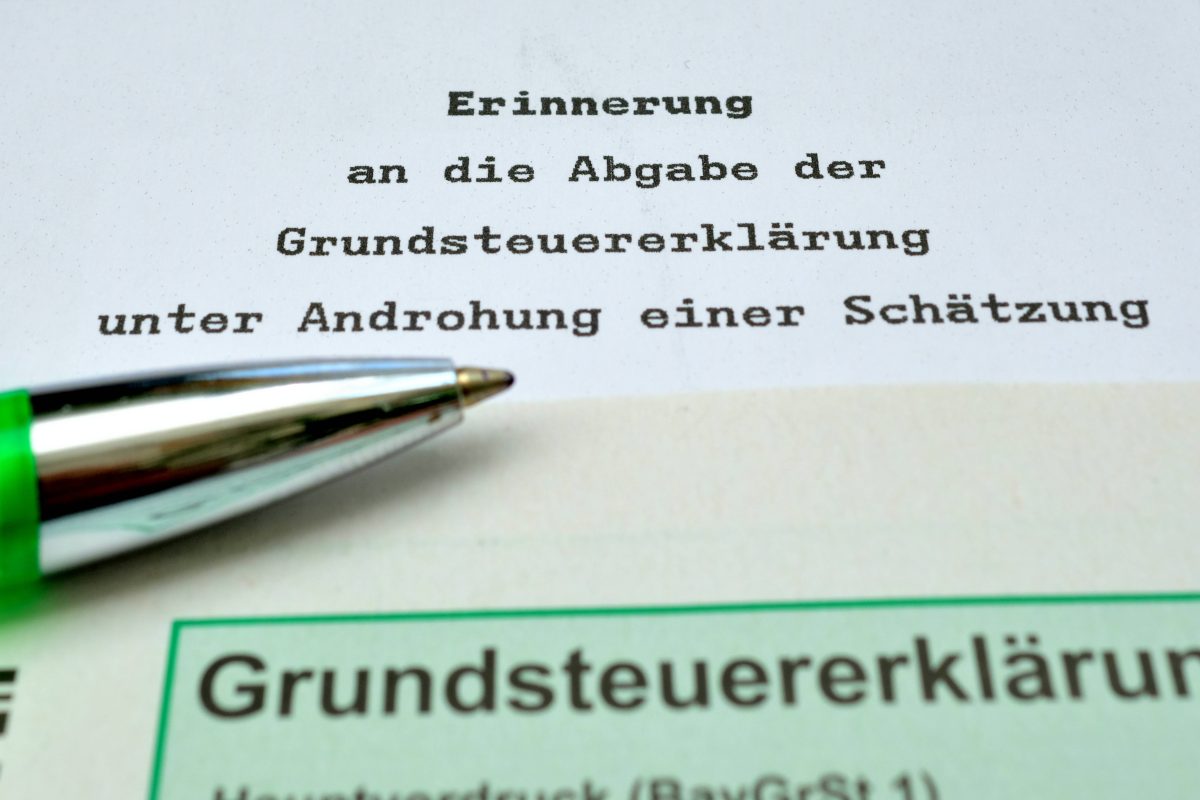 In Deutschland fehlen immer noch viele Grundsteuererklärungen. Bei einigen flattern nun Erinnerungsbriefe ins Haus. Darauf solltest du achten.