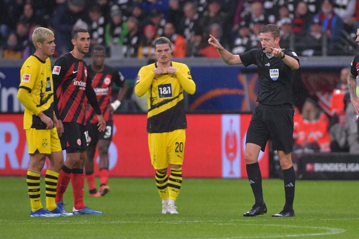 Schiedsrichter Robert SchrÃ¶der hatte beim Spiel von Borussia Dortmund alle HÃ¤nde voll zu tun.