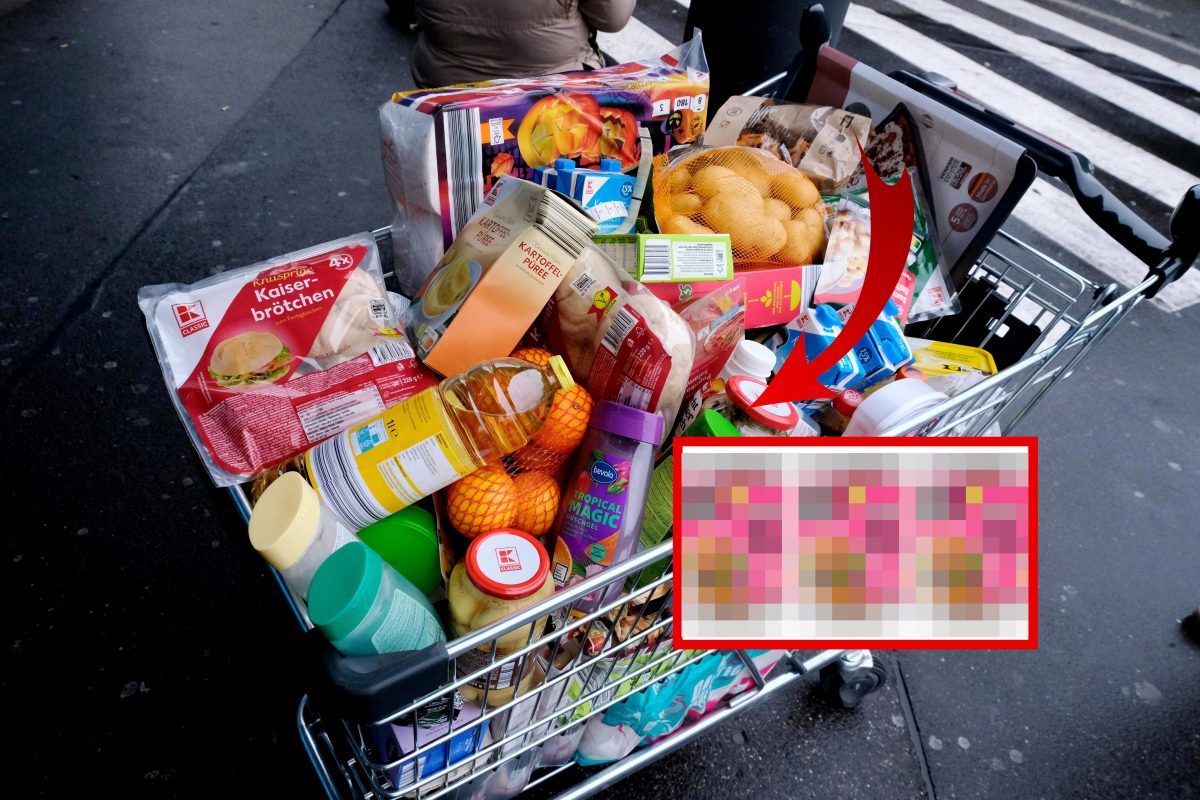 Einkaufswagen voller Kaufland-Produkte