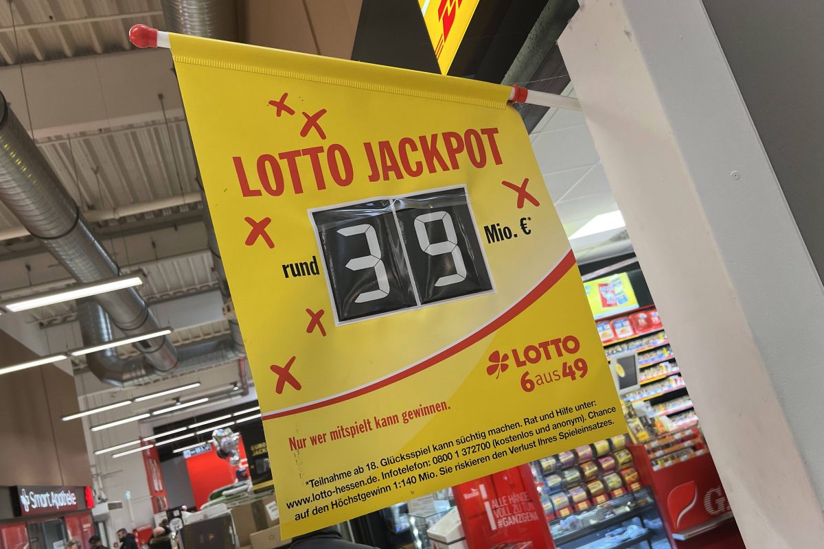 An einem Kiosk hängt ein Hinweis auf die Höhe des Lotto-Jackpots.