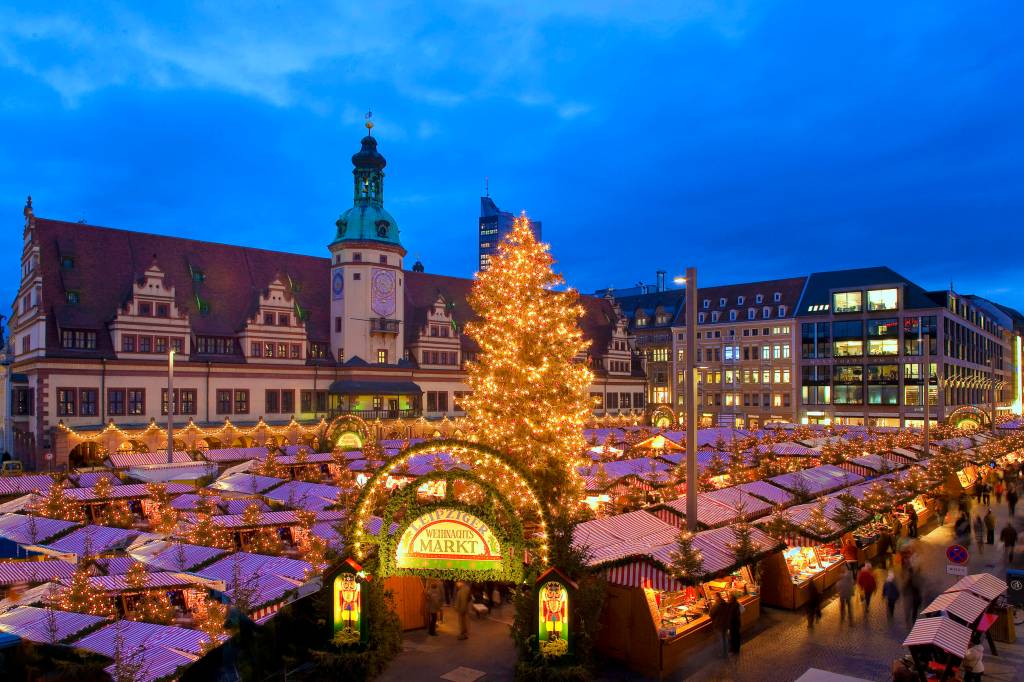 Weihnachtsmarkt mit beleuchtetem Weihnachtsbaum