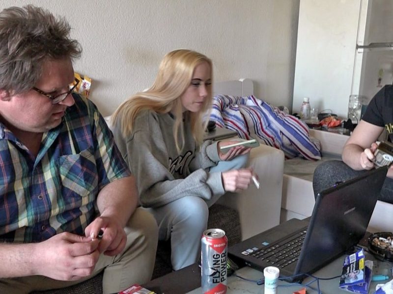 Bürgergeld-Empfängerin Celina haut ihr Geld sofort wieder auf den Kopf.