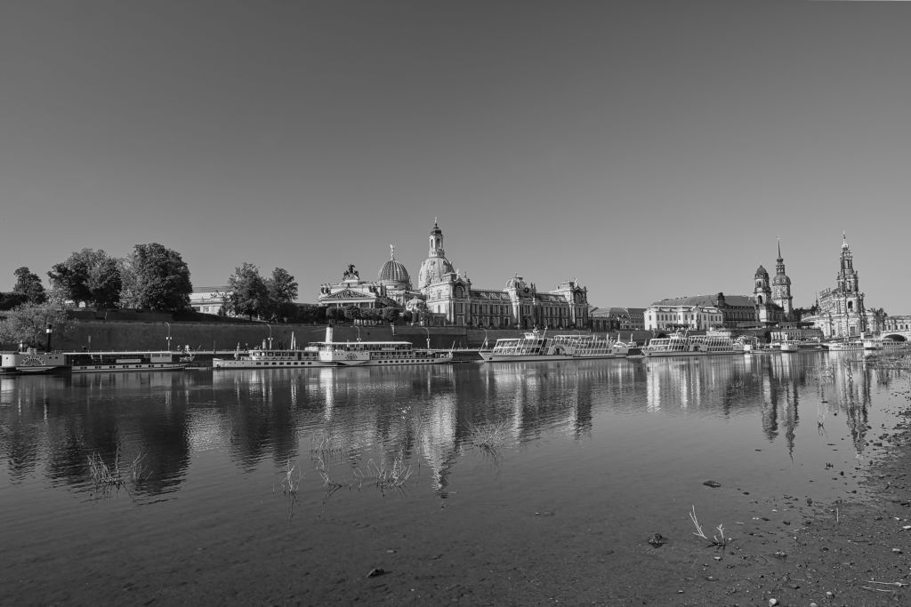 Dresdener Altstadt am Fluss.