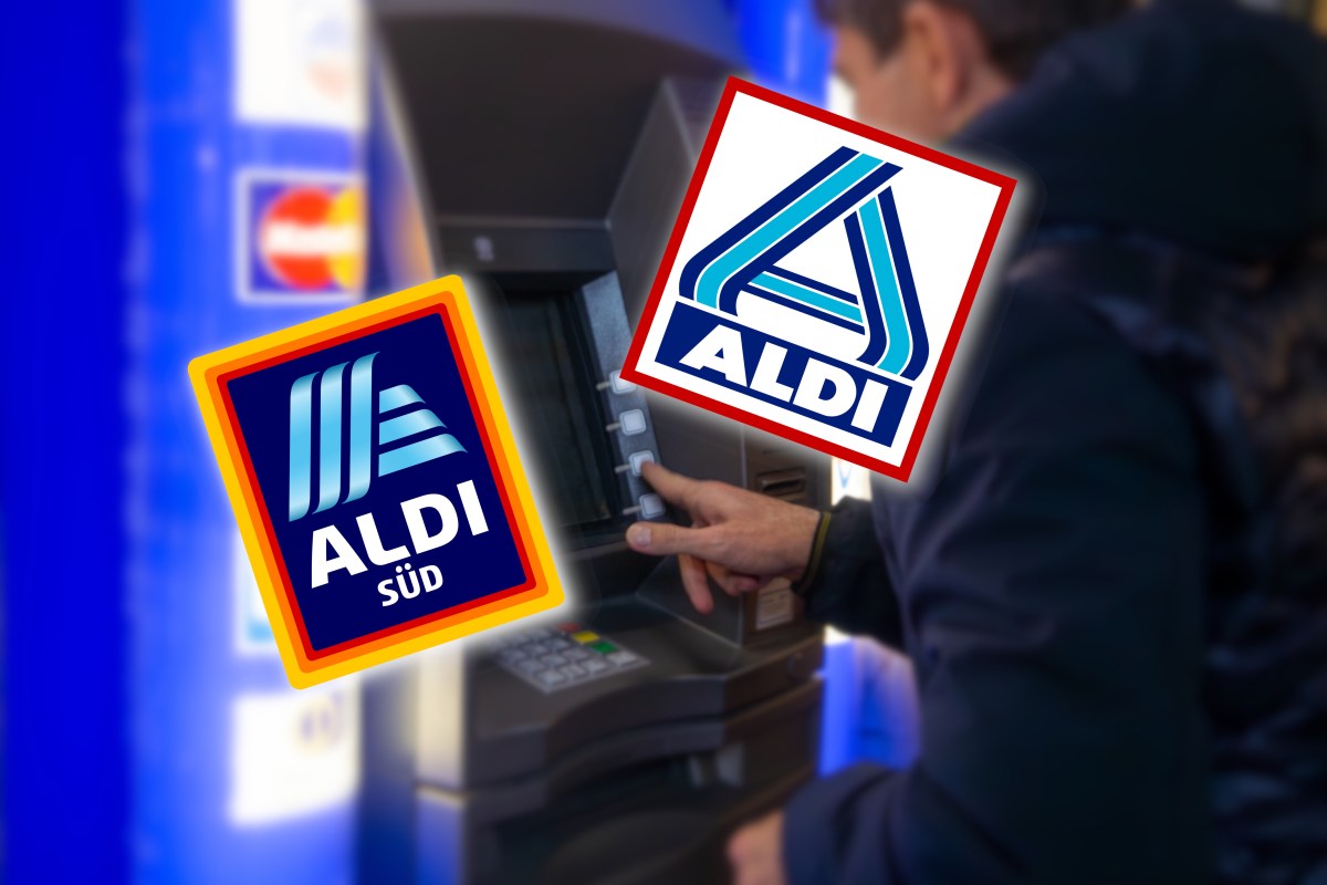 Mann am Geldautomat mit Aldi Logos.