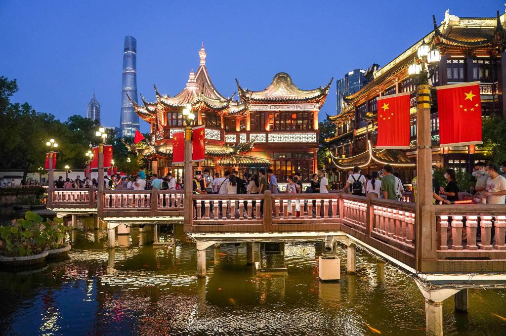 Menschen besuchen den Yuyuan-Garten in Shanghai, China.