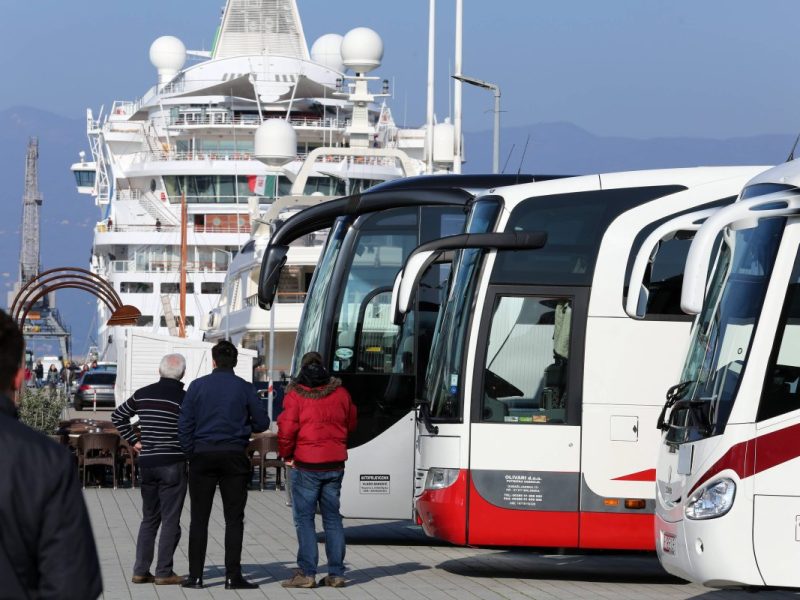 kreuzfahrt-Schiff im Hafen