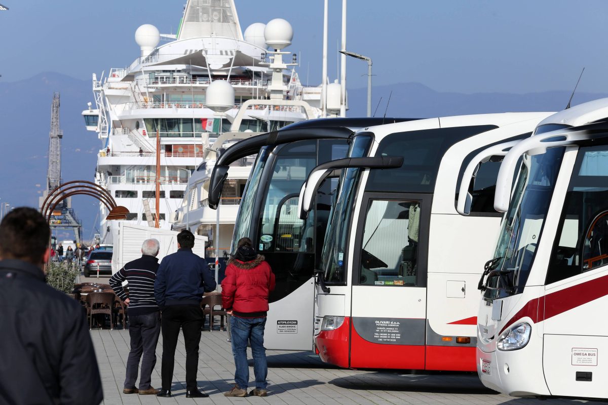 kreuzfahrt-Schiff im Hafen