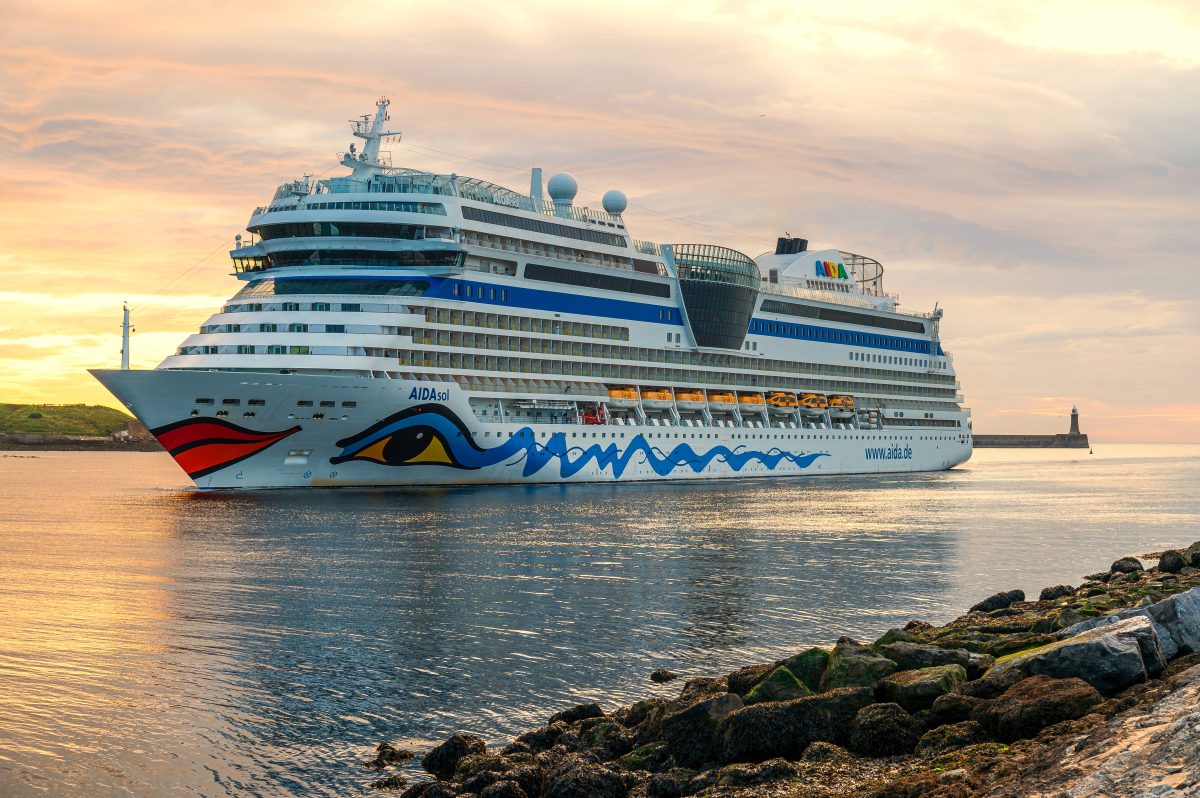 Kreuzfahrtschiff der AIDA bei Sonnenuntergang.