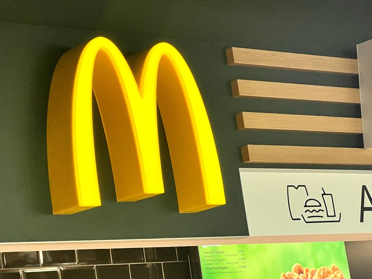 McDonald's möchte zukünftig mehr Schnellladestationen für E-Autos anbieten.