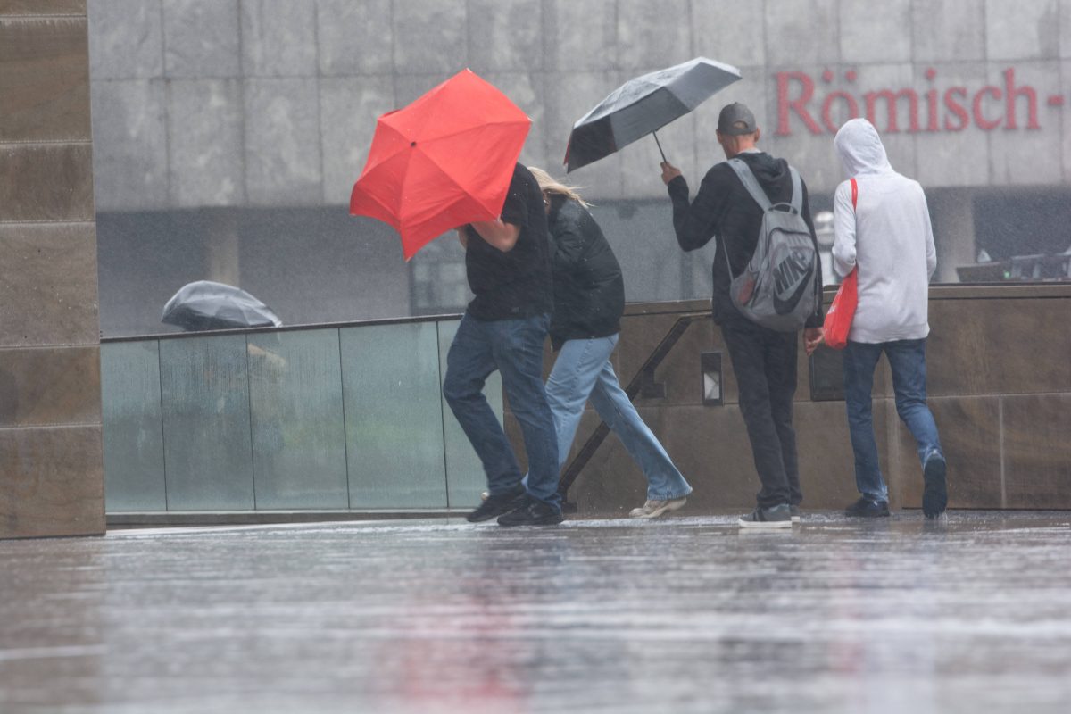 Der November bringt wohl das schlechte, herbstliche Wetter. Schuld daran ist ein Orkan im Atlantik, der Auswirkungen bis nach Deutschland und NRW hat.