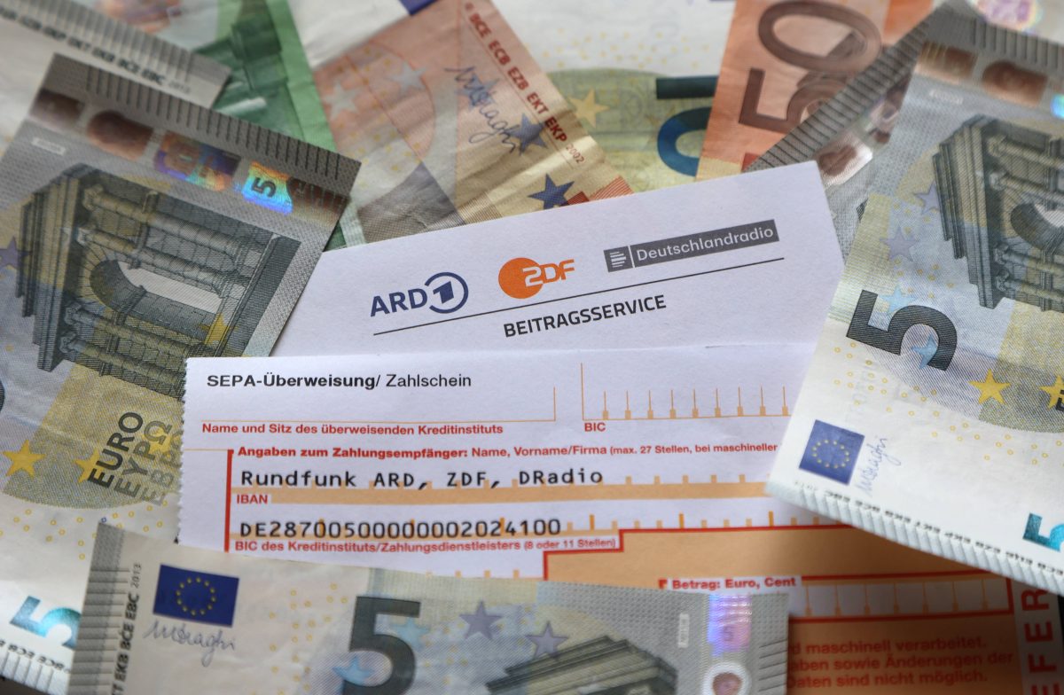 Haushalte zahlen jeden Monat Rundfunkgebühren für ARD, ZDF und Deutschlandfunk. Unter Bedingungen lassen sich die Kosten von der Steuer absetzen.