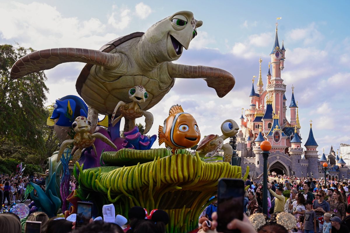 Eine Parade im Disneyland Paris, mit dem Thema aus dem Film "Nemo". Im Hintergrund ist das bekannte Disney-Schloss.