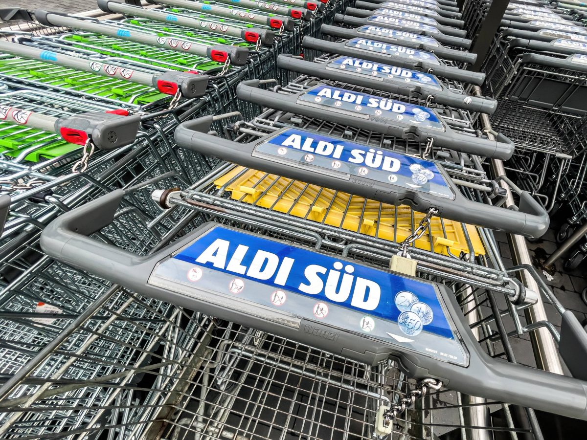 Für den Einkauf bei Lidl oder Aldi ist der Einkaufswagen praktisch. Doch darüber hinaus bietet er noch eine weitere Funktion, die fast keiner kennt.