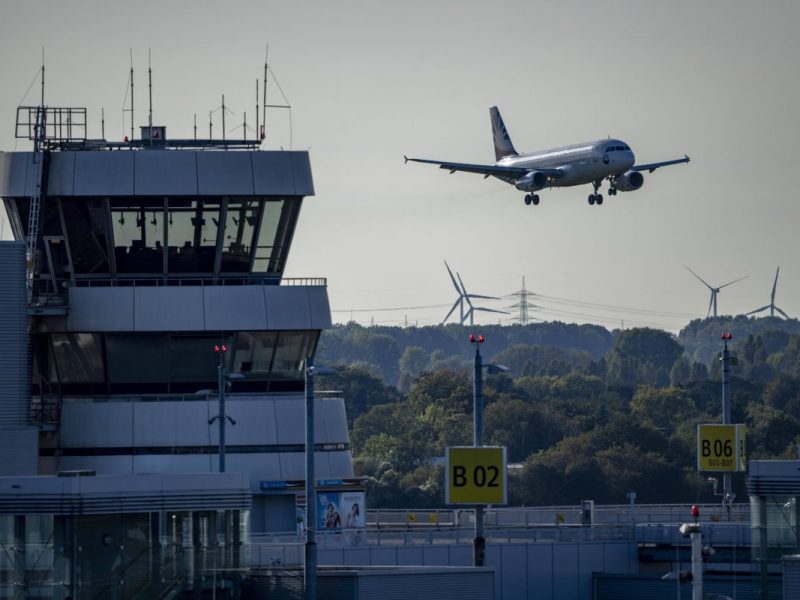 Flughafen Düsseldorf: Passagiere erleben Albtraum bei Landung – Flugzeug muss umdrehen