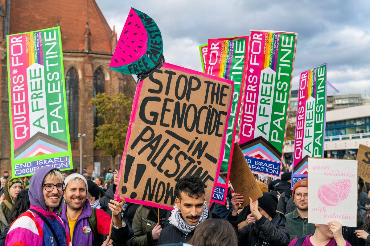 Wegen des Kriegs zwischen Hamas und Israel gehen viele Gruppen auf die Straßen. Auf den ersten Blick ungewöhnlich scheinen die Queers für Palästina.