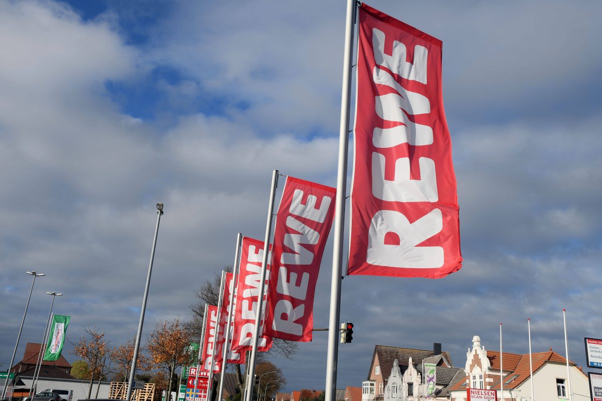 Der Supermarkt Rewe verkauft nicht nur Lebensmittel und Getränke, sondern soll in Zukunft auch als Retter einer anderen Supermarkt-Kette dienen.