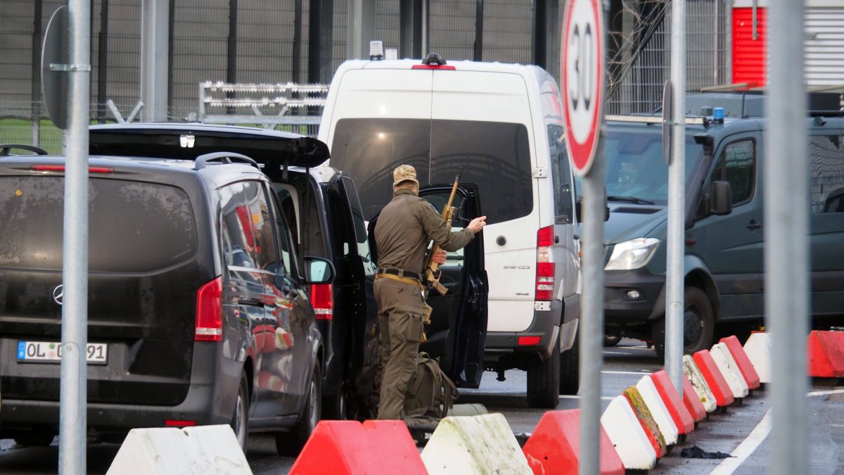 Hamburger Flughafen: Scharfe Kritik Richtung Politik nach dem Geisel-Drama.